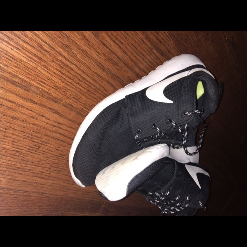 Worn woman’s Nike shoes in size 7.5